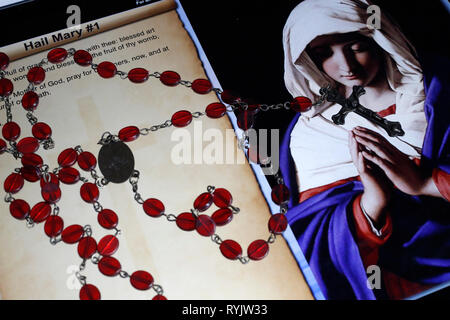 Christian Rosenkranz auf eine digitale Tafel. Katholische Gebet: Ave Maria. Stockfoto