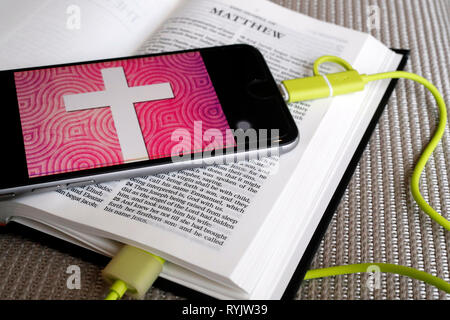 Papier und digitale Bibel Bibel App auf dem Smartphone. Stockfoto