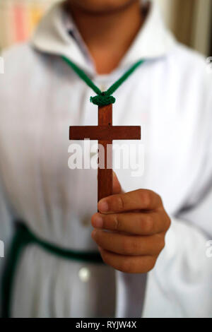 Messdiener mit dem christlichen Kreuz. Chau Doc Kirche. Vietnam. Stockfoto