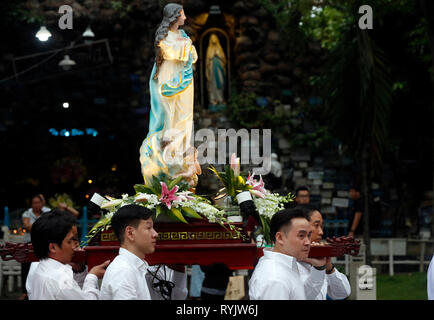 St Philip Kirche (huyen Sy Kirche). Das Fest der Himmelfahrt der Jungfrau Maria. Prozession. Ho Chi Minh City. Vietnam. Stockfoto