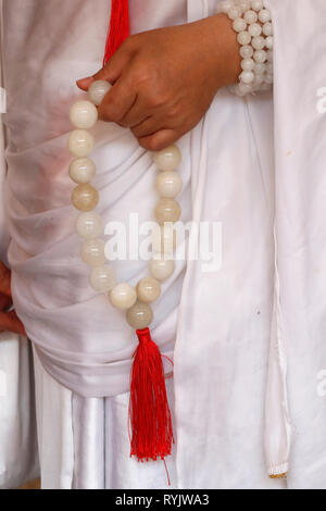 Buddhistischer Mönch mit dem Gebet Perlen in der Hand. Chau Doc Vietnam. Stockfoto
