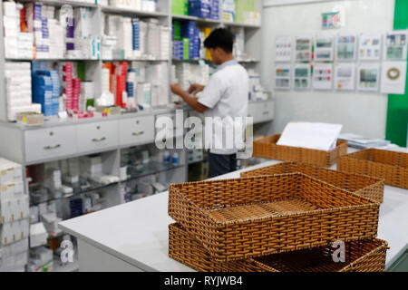 Krankenhaus Apotheke. Apotheker bei der Arbeit. Tam Duc Kardiologie Krankenhaus. Ho Chi Minh City. Vietnam. Stockfoto