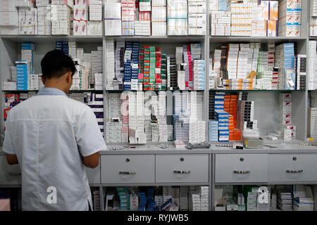 Krankenhaus Apotheke. Apotheker bei der Arbeit. Tam Duc Kardiologie Krankenhaus. Ho Chi Minh City. Vietnam. Stockfoto
