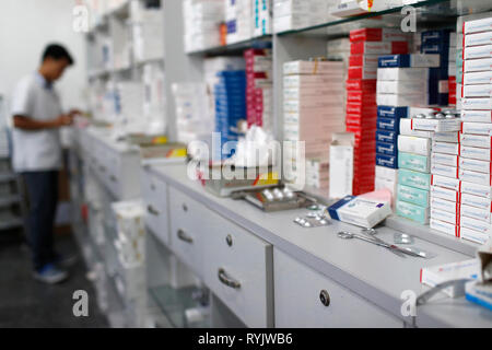 Krankenhaus Apotheke. Apotheker bei der Arbeit. Tam Duc Kardiologie Krankenhaus. Ho Chi Minh City. Vietnam. Stockfoto