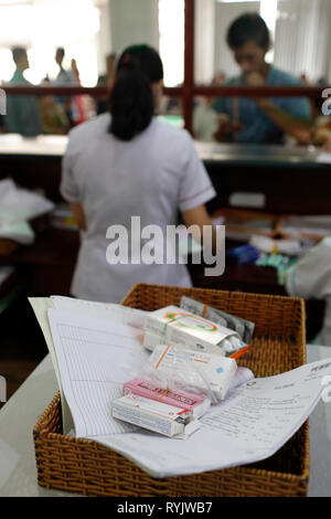 Krankenhaus Apotheke. Apotheker bei der Arbeit. Tam Duc Kardiologie Krankenhaus. Ho Chi Minh City. Vietnam. Stockfoto