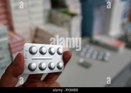 Krankenhaus Apotheke. Drogen Blisterpackungen und Apotheker bei der Arbeit. Ho Chi Minh City. Vietnam. Stockfoto