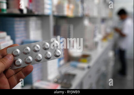 Krankenhaus Apotheke. Drogen Blisterpackungen und Apotheker bei der Arbeit. Ho Chi Minh City. Vietnam. Stockfoto