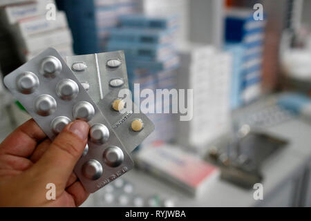 Krankenhaus Apotheke. Drogen Blisterpackungen und Apotheker bei der Arbeit. Ho Chi Minh City. Vietnam. Stockfoto