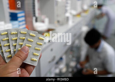 Krankenhaus Apotheke. Drogen Blisterpackungen und Apotheker bei der Arbeit. Ho Chi Minh City. Vietnam. Stockfoto