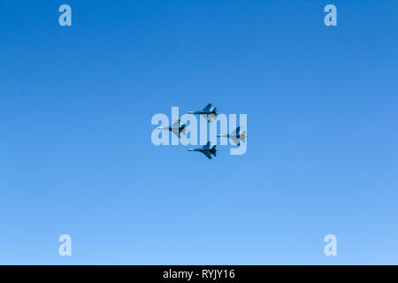 Gruppe von Vier Kampfjets in den blauen Himmel. Stockfoto