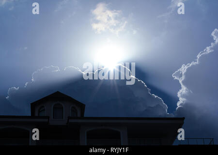 Die Sonne geht hinter der Wolke. Stockfoto