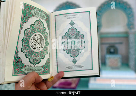 Mubarak Moschee. Muslimischen mann Lesen eines arabischen Heiligen Quran (Koran). Sure al-Fati ah, das erste Kapitel. Chau Doc Vietnam. Stockfoto