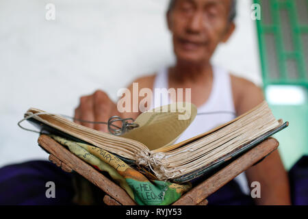 Jamiul Azhar Moschee. Muslimischen mann Lesen eines alten Koran. Chau Doc Vietnam. Stockfoto