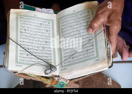 Jamiul Azhar Moschee. Muslimischen mann Lesen eines alten Koran. Chau Doc Vietnam. Stockfoto