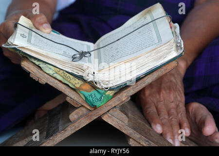 Jamiul Azhar Moschee. Muslimischen mann Lesen eines alten Koran. Chau Doc Vietnam. Stockfoto
