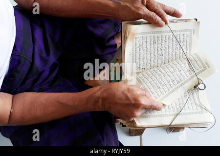 Jamiul Azhar Moschee. Muslimischen mann Lesen eines alten Koran. Chau Doc Vietnam. Stockfoto