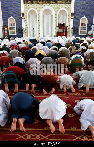 Ar-Rohmah Masjid Moschee. Männer am Freitag das Gebet (Salat). Chau Doc Vietnam. Stockfoto