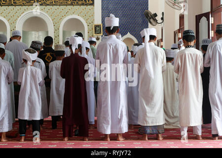 Ar-Rohmah Masjid Moschee. Männer am Freitag das Gebet (Salat). Chau Doc Vietnam. Stockfoto