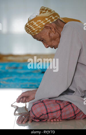 Masjid Nia bin ah-Moschee. Muslimischen Mann mit islamischen Gebet Perlen. Chau Doc Vietnam. Stockfoto