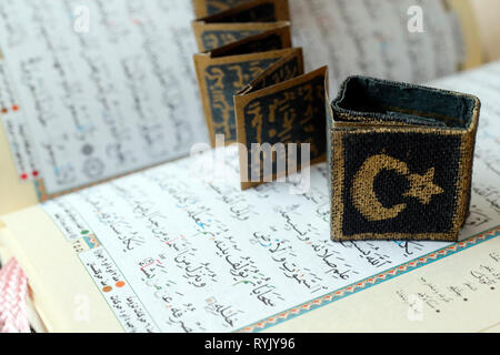 Koran, Crescent, Stern und surats. Muslimische Symbole. Close-up. Stockfoto