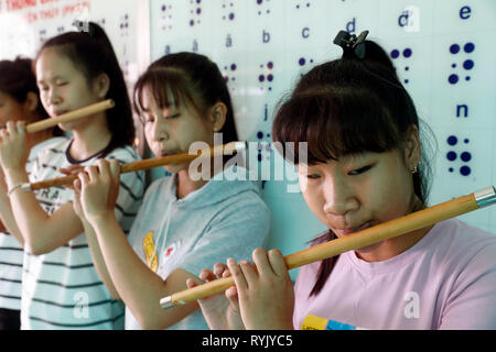 Zentrum für blinde Kinder von Kindern Aktion ausführen. Junge Mädchen, Musik zu spielen. Ho Chi Minh City. Vietnam. Stockfoto