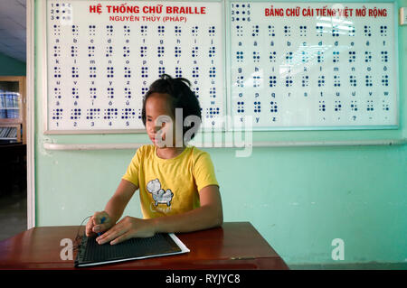 Zentrum für blinde Kinder von Kindern Aktion ausführen. Mädchen schreiben Blindenschrift. Ho Chi Minh City. Vietnam. Stockfoto