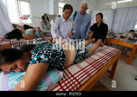 Vietnamesische traditionelle Medizin Klinik. Akupunktur Behandlung. Cu Chi. Vietnam. Stockfoto