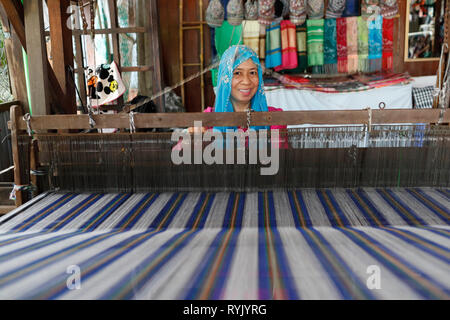 Traditionelle Hand Webstuhl. Lokale muslimische Frau fleißig Weben bunte Tücher. Chau Doc Vietnam. Stockfoto