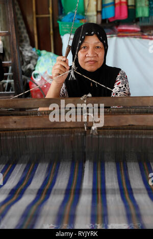 Traditionelle Hand Webstuhl. Lokale muslimische Frau fleißig Weben bunte Tücher. Chau Doc Vietnam. Stockfoto