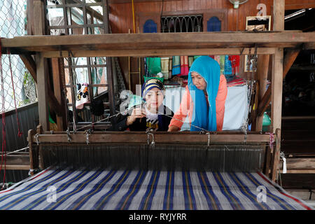 Traditionelle Hand Webstuhl. Lokale muslimische Frau fleißig Weben bunte Tücher. Chau Doc Vietnam. Stockfoto