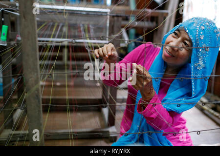 Traditionelle Hand Webstuhl. Lokale muslimische Frau fleißig Weben bunte Tücher. Chau Doc Vietnam. Stockfoto