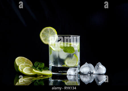 Mojito Sommer Strand erfrischenden tropischen Cocktail in Glas mit Sodawasser, Limettensaft, Minze, Zucker, Eis und Rum. Frische Sommer Cocktail, in Scheiben geschnitten Stockfoto