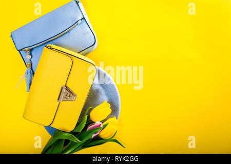 Feder weibliche Kleidung und Accessoires mit Tulpen. Stilvolle Handtaschen mit Baskenmütze und Blumen. Mode Stockfoto