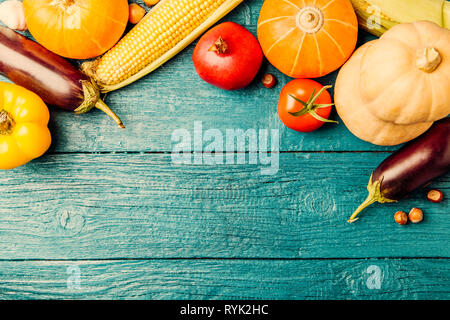 Foto blau Holztisch mit Herbst Gemüse Stockfoto