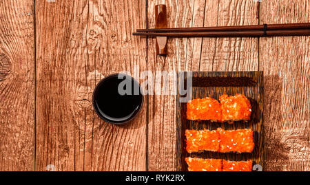 Brötchen mit Kaviar auf Platte Stockfoto