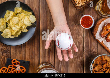 Bild der Tabelle mit Chips, Baseball Stockfoto