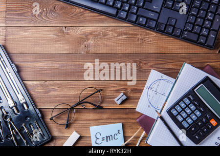 Student Material auf Holztisch mit Copyspace. Stockfoto