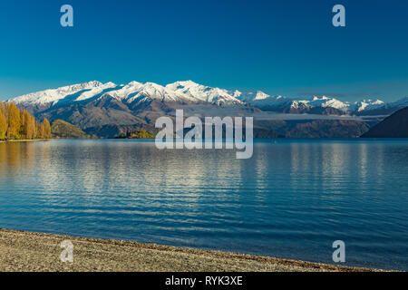 Eearly morgen Blick auf den Lake Wanaka und Buchanan Peaks, Neuseeland, Südinsel Stockfoto