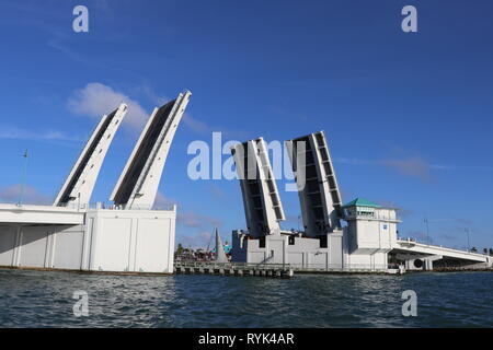 John's Pass Bridge in der Nähe von Clearwater, Florida, führt zu den Intercoastal Wasser weg von Clearwater, Florida St. Pete Beach in der Nähe von St. Petersburg, Florida Stockfoto