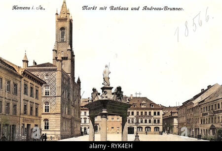 Rathäuser in Kamenz, Marktplätze in Sachsen, Gebäude in Kamenz, Andreasbrunnen (Kamenz), 1914, Landkreis Bautzen, Buttermarkt 1 (Kamenz), Stadtapotheke (Kamenz), Markt 14 (Kamenz), Kamenz, Markt mit Rathaus und Andreasbrunnen, Deutschland Stockfoto