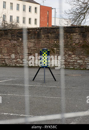 Ein Perimeter Intruder Detection System (PID) mit Mobile CCTV-Tower von der Polizei installiert, die zum Schutz der Alten Chirurgie Gebäude in Gorbals, Schottland, Großbritannien Stockfoto
