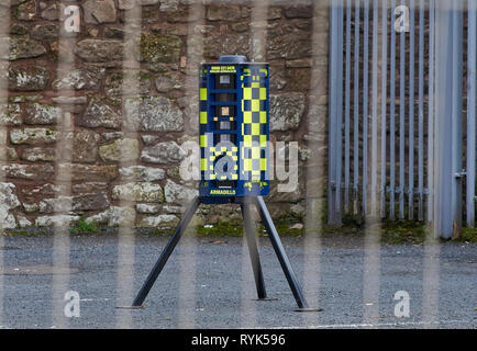 Ein Perimeter Intruder Detection System (PID) mit Mobile CCTV-Tower von der Polizei installiert, die zum Schutz der Alten Chirurgie Gebäude in Gorbals, Schottland, Großbritannien Stockfoto