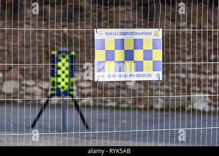 Ein Perimeter Intruder Detection System (PID) mit Mobile CCTV-Tower von der Polizei installiert, die zum Schutz der Alten Chirurgie Gebäude in Gorbals, Schottland, Großbritannien Stockfoto