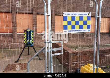 Ein Perimeter Intruder Detection System (PID) mit Mobile CCTV-Tower von der Polizei installiert, die zum Schutz der Alten Chirurgie Gebäude in Gorbals, Schottland, Großbritannien Stockfoto