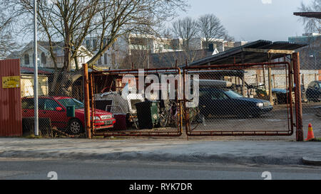 Malmö, Schweden, 19. Dezember 2018: Dump der alten Autos in der Stadt Stockfoto