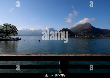 Der See von Annecy (Lac d'Annecy) in der Haute-Savoie: der drittgrößte See in Frankreich und als EuropeÕs saubersten See bekannt. Talloires. Frankreich. Stockfoto