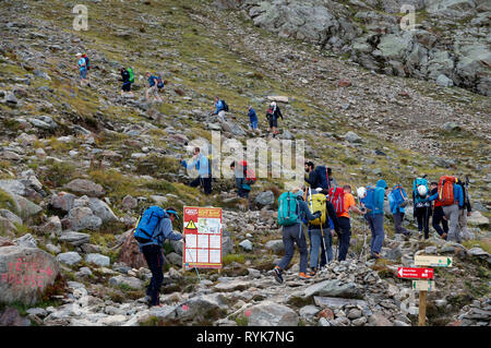 Alpinisten während der Besteigung des Mont Blanc entlang der normalen Route über Gouter Zuflucht. Lokale Bye-Law. Geregelter Zugang zum Mont Blanc. Frankreich. Stockfoto