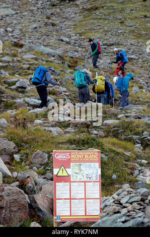 Alpinisten während der Besteigung des Mont Blanc entlang der normalen Route über Gouter Zuflucht. Lokale Bye-Law. Geregelter Zugang zum Mont Blanc. Frankreich. Stockfoto