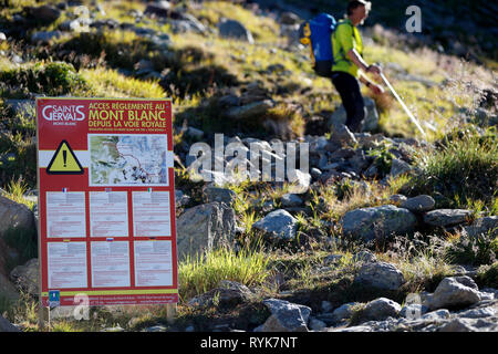 Alpinist während der Besteigung des Mont Blanc entlang der normalen Route über Gouter Zuflucht. Lokale Bye-Law. Geregelter Zugang zum Mont Blanc. Frankreich. Stockfoto