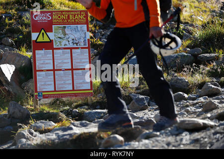 Alpinist während der Besteigung des Mont Blanc entlang der normalen Route über Gouter Zuflucht. Lokale Bye-Law. Geregelter Zugang zum Mont Blanc. Frankreich. Stockfoto